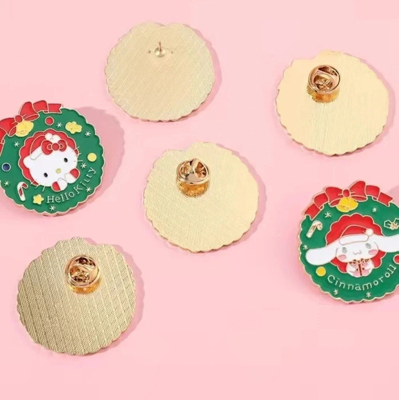 Sanrio Kuromi Hello Kitty Gold Tone Christmas Wreath Pin - Picture 5 of 6